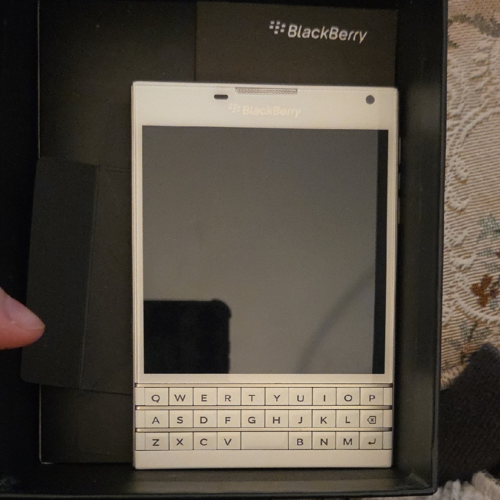 White BlackBerry Passport SQW100-1 UK QWERTY , Near Mint, Boxed, Rare Y2K Sty